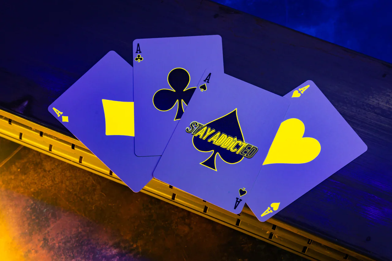 Bicycle Neon Yellow-Starburst Playing Cards Uv-Glow Deck - Image 6