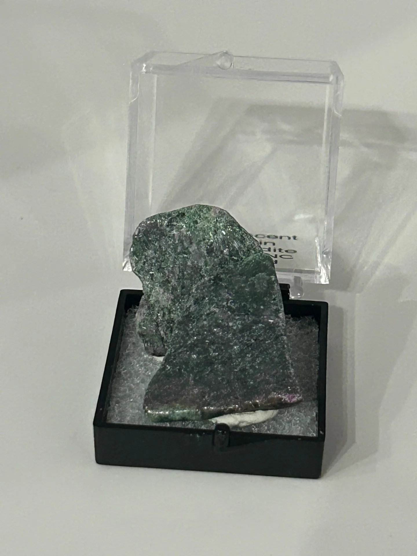 Fluorescent Ruby in Smaragdite - Image 4