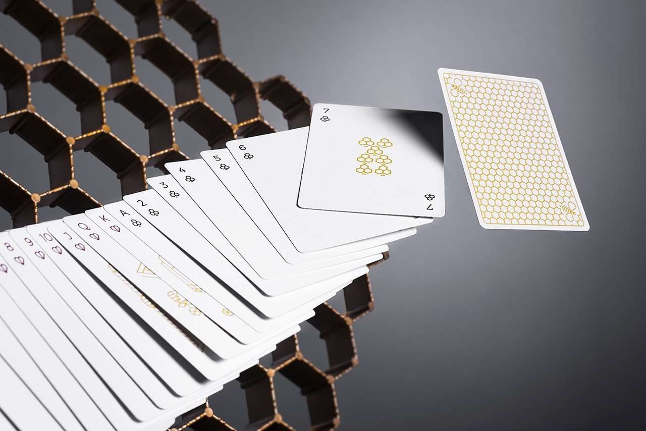 Super Bees Playing Cards Cartamundi - Image 4