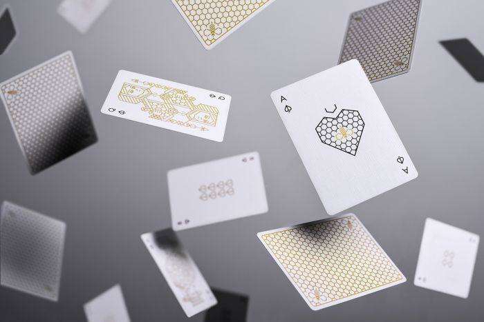 Super Bees v2 Playing Cards Cartamundi - Image 5