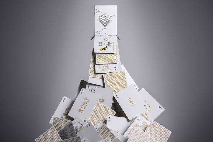 Super Bees v2 Playing Cards Cartamundi - Image 6